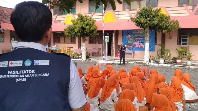 Siswa SMP Ahmad Jani Puger Ikuti Simulasi Gempa Bersama PMI Jember dan JRCS