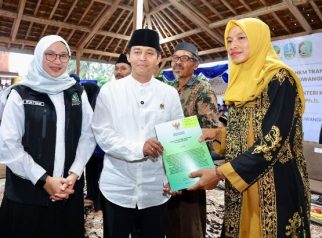Menteri Kehutanan Serahkan SK TORA di Banyuwangi