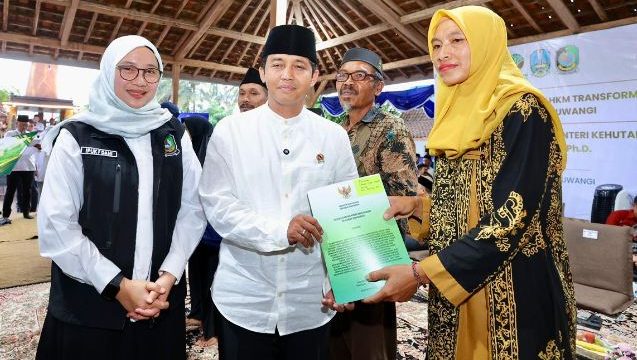Menteri Kehutanan Serahkan SK TORA di Banyuwangi