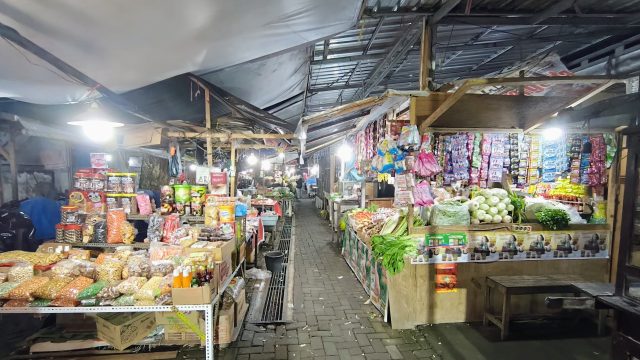 Pedagang berjualan di lokasi relokasi Pasar Banyuwangi Gedung Wanita dengan kondisi sepi pembeli