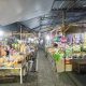 Pedagang berjualan di lokasi relokasi Pasar Banyuwangi Gedung Wanita dengan kondisi sepi pembeli