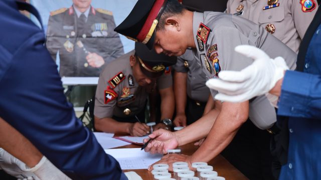 Kapolres Jember Pimpin Tes Urine Mendadak