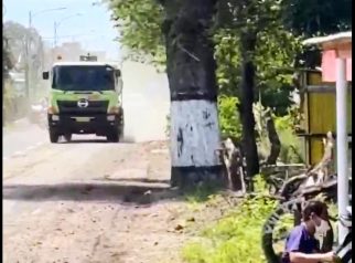 Debu beterbangan dari aktivitas truk proyek pembangunan Sekolah Rakyat di Desa Blambangan Muncar Banyuwangi