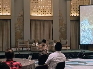 Kapolresta Banyuwangi memberikan sambutan dalam acara buka puasa bersama wartawan di ballroom hotel di Kota Banyuwangi