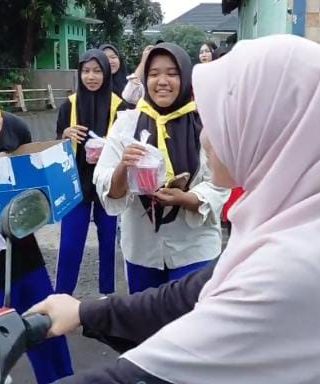 Pelajar SMKN 1 Jember Gelar Aksi Sosial untuk Warga Sekitar
