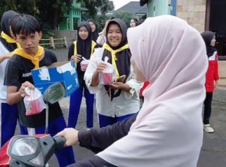 Pelajar SMKN 1 Jember Gelar Aksi Sosial untuk Warga Sekitar