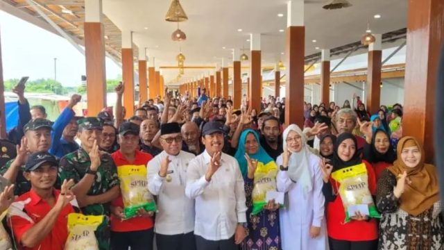 Menteri Kelautan dan Perikanan RI Sakti Wahyu Trenggono meninjau progres pembangunan Kampung Nelayan Merah Putih (KNMP) Lateng