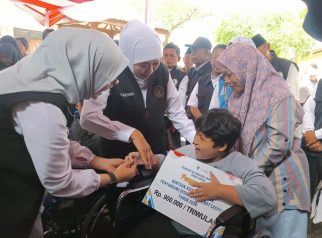 Penyerahan bantuan dilakukan secara simbolis di Kantor Kecamatan Glenmore