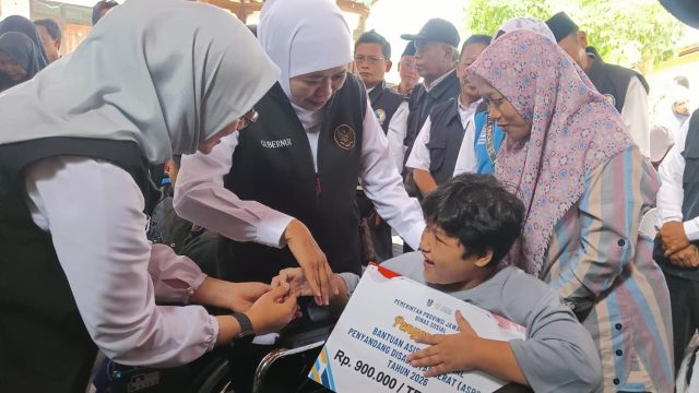 Penyerahan bantuan dilakukan secara simbolis di Kantor Kecamatan Glenmore