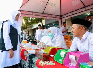Bupati Ipuk memeriksa makanan di pasar takjil