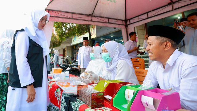 Bupati Ipuk memeriksa makanan di pasar takjil