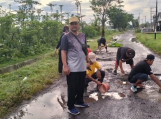 FTPD Tandang Bareng Tambal Jalan di Desa Tapanrejo