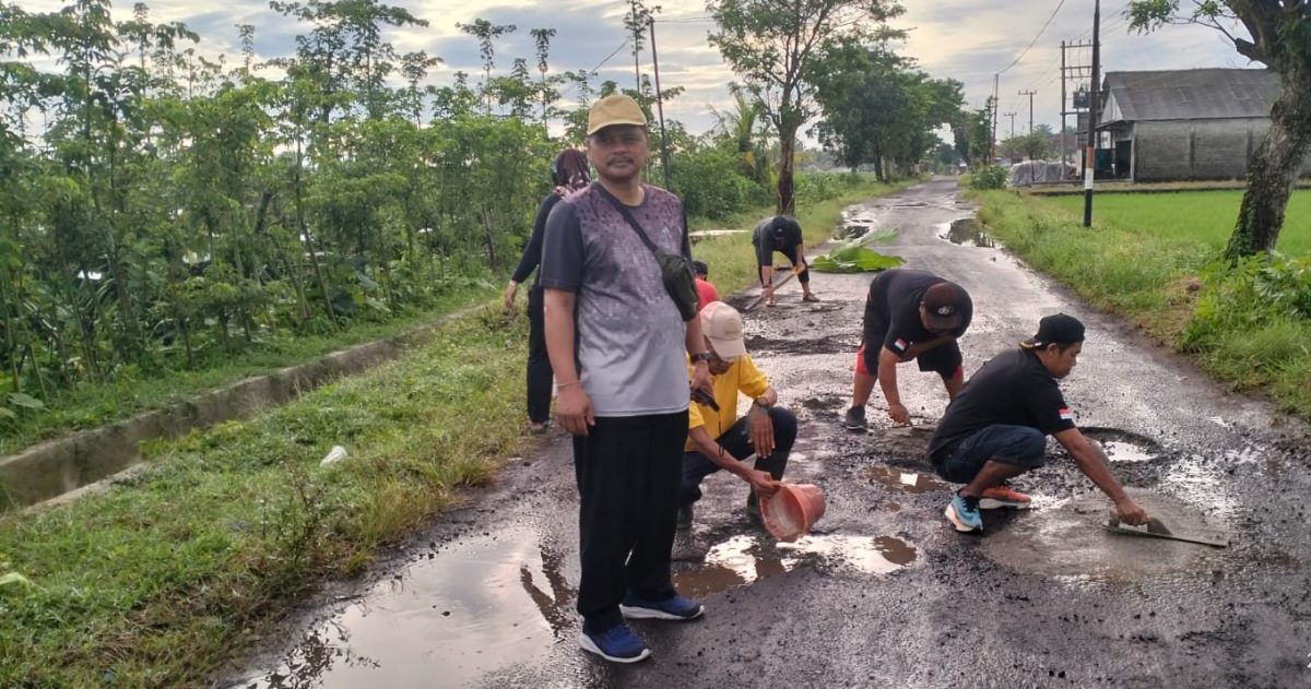 FTPD Tandang Bareng Tambal Jalan di Desa Tapanrejo
