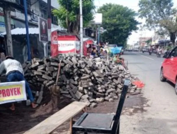 Proyek Pavingisasi di Pasar Rogojampi Tidak Sesuai Volume.
