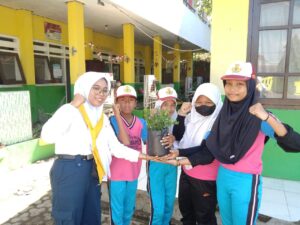 Kegiatan ksr pmi unit unej dengan sdn 5 Kebonsari