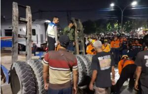 Investigasi kereta api tabrak tronton di semarang