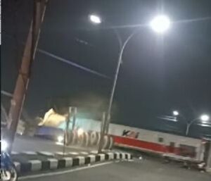 KA Brantas tabrak truk di Semarang