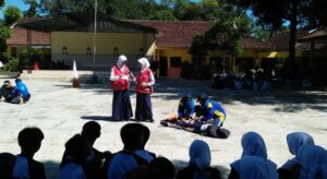 SMPN 1 Silo Demo Penanganan Orang Pingsan