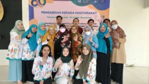Tim Fakultas Farmasi UNAIR dan PC IAI Banyuwangi dalam kegiatan Pengabdian Masyarakat di Desa Songgon