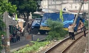 Truk kargo tabrak tiang listrik krl