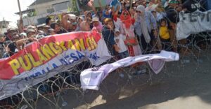 Warga Mundurejo Demo Kejari Jember