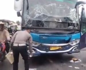 rombongan bus haji tabrakan beruntun