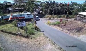 Avanza tertabrak Kereta Api di Perlintasan Kalipuro Banyuwangi