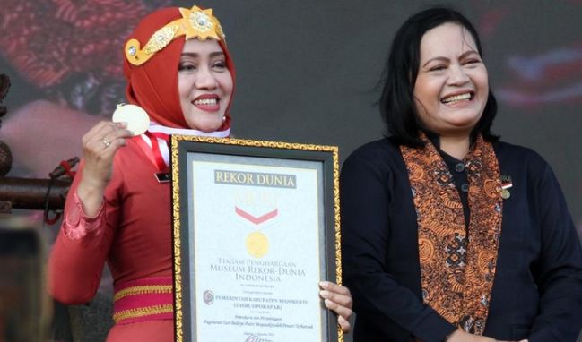 Bupati Mojokerto Ikfina Fahmawati (kiri) menerima piagam Museum Rekor Dunia Indonesia (MURI) dari perwakilan MURI Sri Wijayati