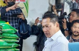 Direktur Utama Perum Bulog Budi Waseso Tinjau Stok Beras dan Harga Pangan