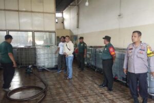 60 ton solar subsidi ditimbun di gudang bekas pabrik