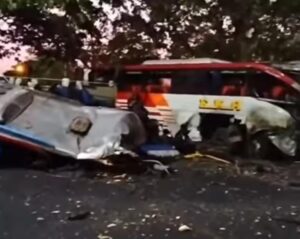 Kecelakaan horor bus eka dengan bus Rahayu di ngawi