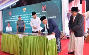 KH Ma'ruf Amin meresmikan pendirian Sekolah Tinggi Ekonomi dan Bisnis Islam di Pondok Pesantren Al-Anwar