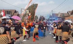 Karnaval desa Sumber Keradenan Rayakan HUT RI Yang Ke 78