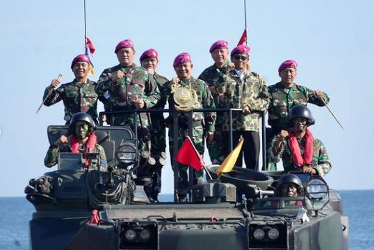 Mahfud MD melihat langsung kekuatan TNI dalam Latihan operasi pendaratan Marinir di Pantai Banongan Situbondo