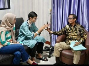 Mahfud MD mengunjungi Sultan Rif’at Alfatih, di RS Polri Kramatjati