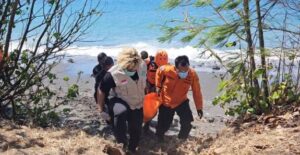 nelayan bangsring meninggal usai perahu dihantam ombak