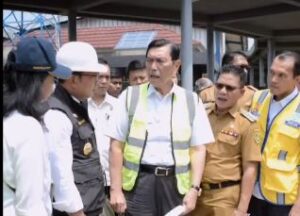 ridwan Kamil mendampingi Menkomarves Luhut Pandjaitan di TPST dekat sungai Citarum Bandung