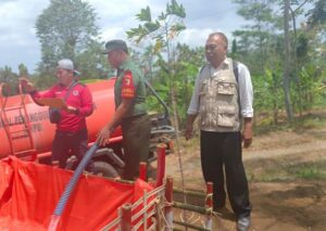 Babinsa Tunjung Mendampingi Penyaluran Air Bersih dari BPBD Lumajang