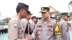 Kapolresta Banyuwangi Berikan Penghargaan kepada Personel Berkinerja Terbaik