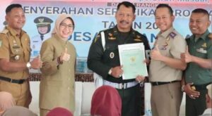 Pemkab Lumajang Serahkan 400 Sertifikat PTSL kepada Warga Desa Karangsari