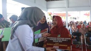 Penyaluran Bantuan Warung Naik Kelas Program WeNak