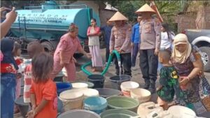 Polres Jember Salurkan Bantuan Air Bersih ke Wilayah Kekeringan