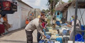 Polsek Padang Bantu Warga Terdampak Kekeringan dengan Penyaluran Air Bersih