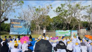 fakultas SIKIA Unair eduukasi sampah di pantai savana kertosari