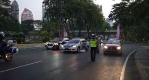 mobil patroli polisi nyaris tabrak rombongan PM Laos