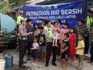 pemberian air bersih dalam rangka hari lalu lintas di patrang jember