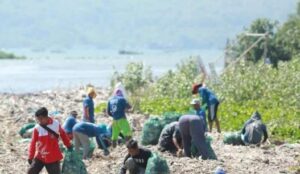 sungai watch bersihkan pantai tratas muncar
