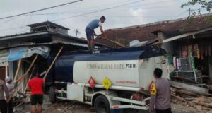 Akibat Sopir Mengantuk, Truk Tangki Tabrak Dua Rumah dan Motor Warga di Jember