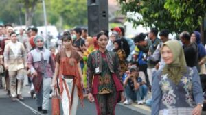 Banyuwangi Batik Festival (BBF) 2023 Fashion on Pedestrian
