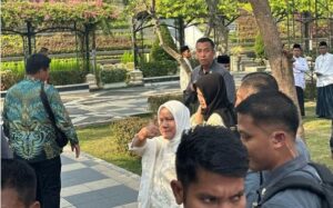 Iriana Jokowi Memberi Isyarat Jempol
